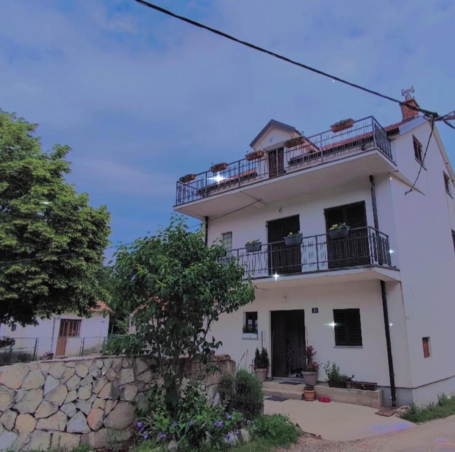 לינה וארוחת בוקר Vrlika Mare מראה חיצוני תמונה